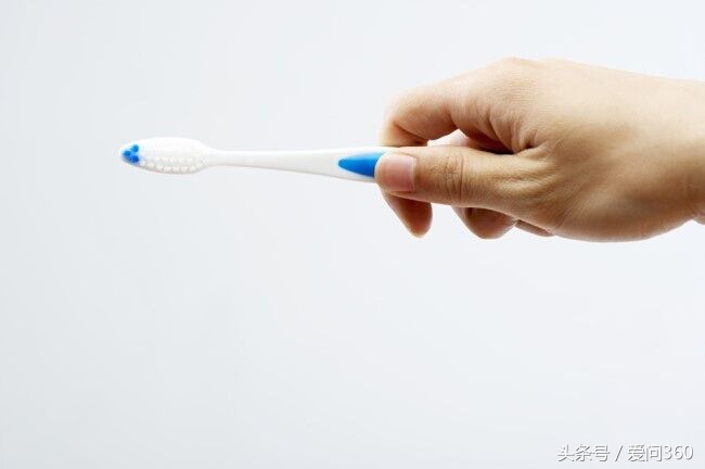 早上起床刷牙牙龈出血是什么原因,刷牙或吃东西牙龈出血是什么原因