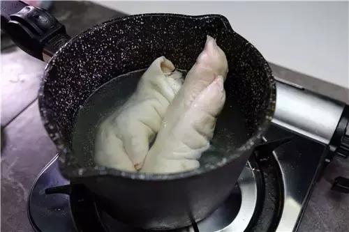 不卤的猪蹄怎么烤,如何卤出外面卖的那种猪蹄