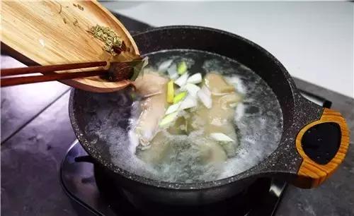 不卤的猪蹄怎么烤,如何卤出外面卖的那种猪蹄