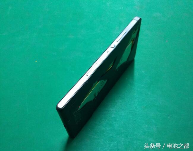 华为手机摔了一下屏幕失灵怎么办,华为手机摔出了个亮点