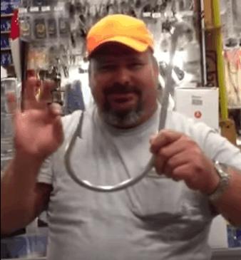 新手钓鱼怕被刺如何取钩,钓鱼钩扎到肉里怎么处理