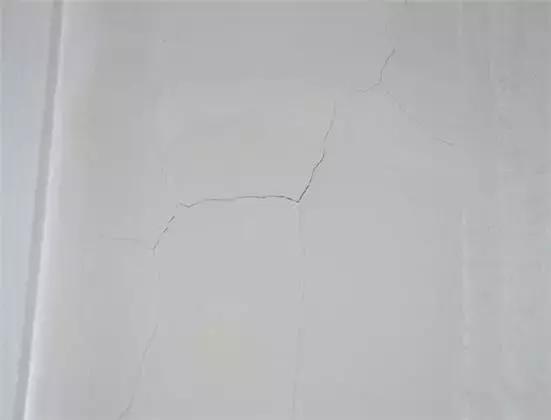 墙面刚装修完裂缝怎么回事,装修一年后墙面开裂怎么办