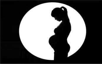 孕妇被车子撞了应该怎么赔偿,孕妇被撞胎儿死了该赔偿吗