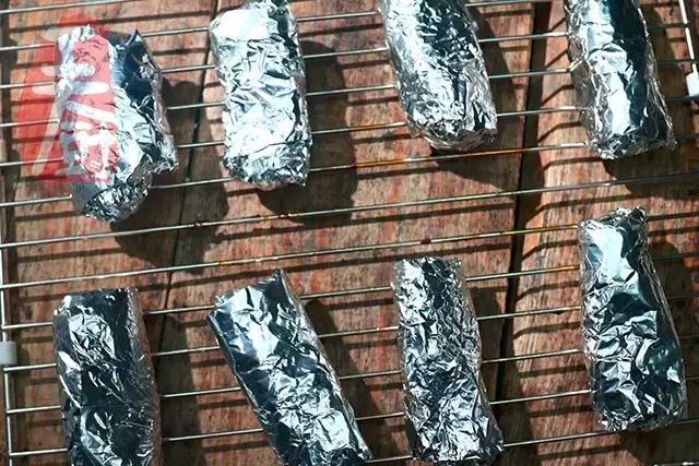 锡纸烤小排骨的做法,锡纸糯米排骨做法