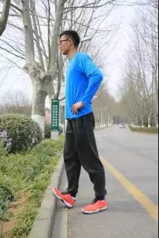 马拉松后半程抬不起腿,马拉松后半程腿酸痛处理办法