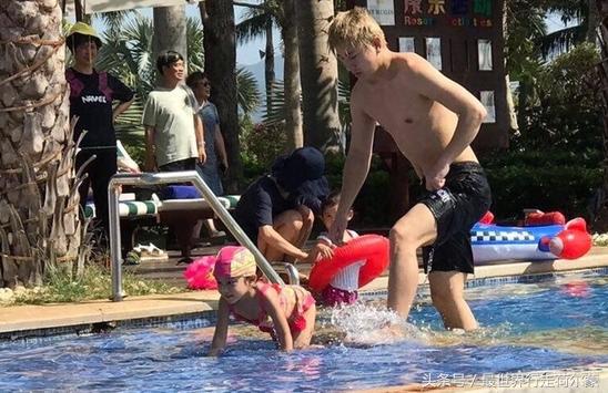 贾乃亮带甜馨游公园,爸爸回来了贾乃亮甜馨三亚