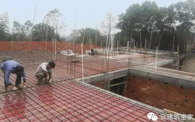 收藏家请甲级设计院回农村建了新中式别墅，巧妙设计改善西晒问题