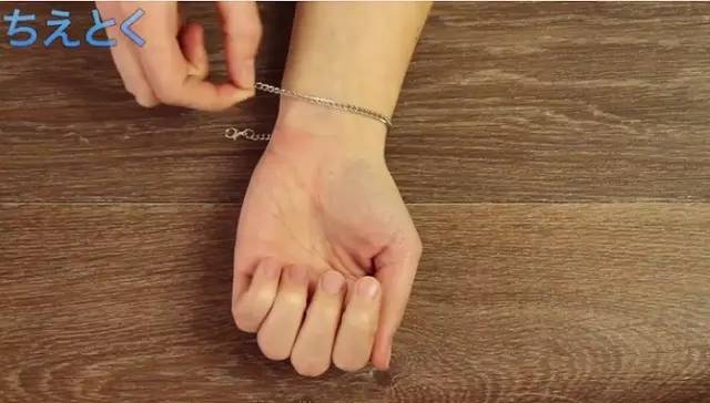 手链自己戴超难扣,手链s扣怎么戴上去不容易掉