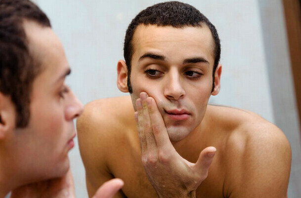 男人长痘怎么护肤,男士痘痘反复长不停如何正确祛痘