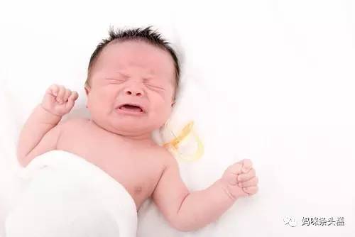 新生宝宝惊跳、抓耳挠脸、蜕皮，状况百出新手妈妈必备心理手册