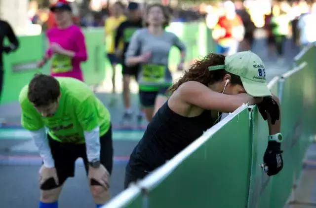 马拉松后半程抬不起腿,马拉松后半程腿酸痛处理办法