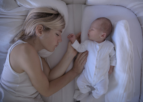 小孩梦游说梦话怎么回事,儿童夜惊和梦游有什么区别