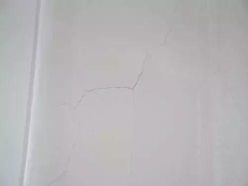 墙面刚装修完裂缝怎么回事,装修一年后墙面开裂怎么办