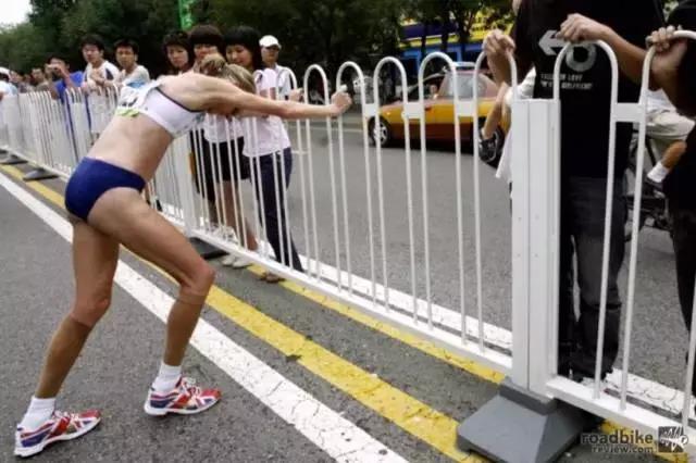 马拉松后半程抬不起腿,马拉松后半程腿酸痛处理办法