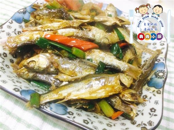 大蒜烧咸鱼做法,大蒜烧咸鱼步骤