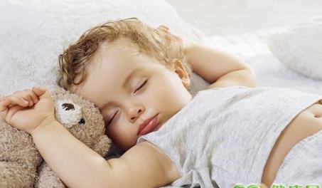 小孩梦游说梦话怎么回事,儿童夜惊和梦游有什么区别