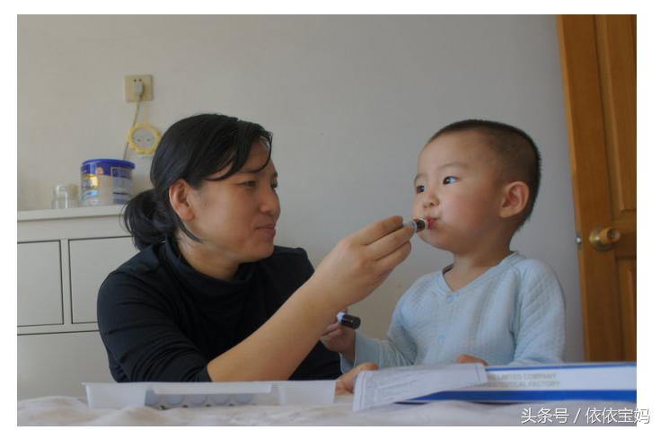 宝宝尿尿带血丝,宝宝尿尿带血是怎么回事