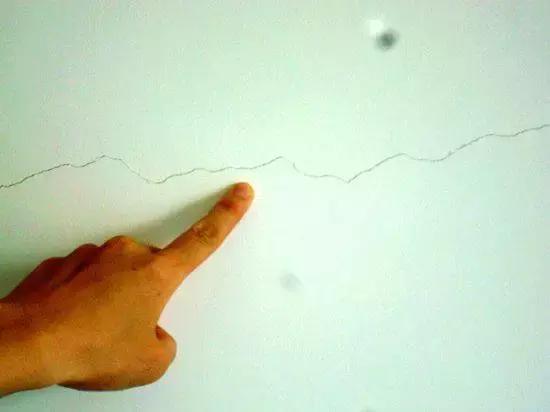 墙面刚装修完裂缝怎么回事,装修一年后墙面开裂怎么办