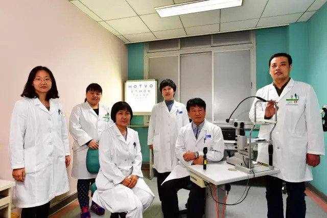 飞行员小刘与人发生口角，左眼挨了一拳，眼球可能会萎缩，怎么办