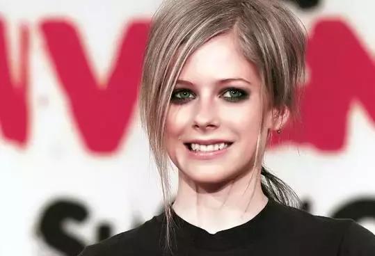 艾薇儿谈及病情,19岁艾薇儿近照