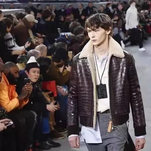 lv x supreme联名红色卫衣 (lv和supreme联名牛仔外套)