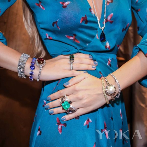 春节的甜蜜抢先尝将水果硬糖戴在身上