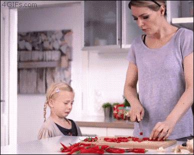 中午切辣椒怎么晚上手火辣辣的,切辣椒后手指火辣辣的怎么处理