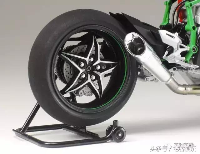 川崎kawasaki摩托车拼装,田宫川崎h2模型拼装过程