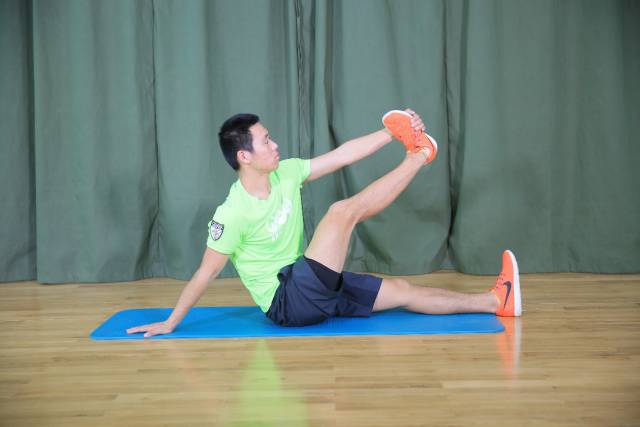 跑后正确拉伸动作教程避免粗腿,如何短跑后拉伸