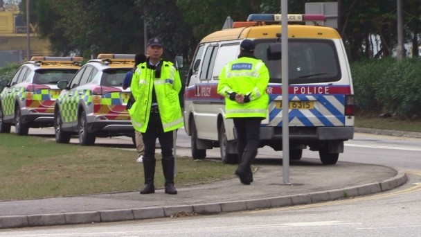 刘德华朱丽倩十指紧扣返港视频,刘德华回老家探亲