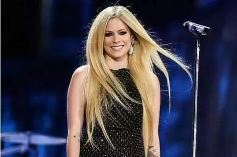 艾薇儿谈及病情,19岁艾薇儿近照