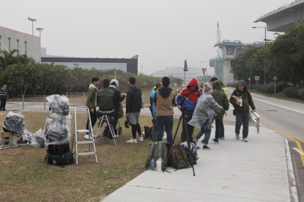 刘德华朱丽倩十指紧扣返港视频,刘德华回老家探亲