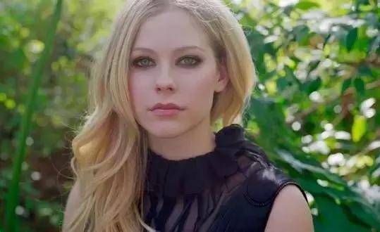 艾薇儿谈及病情,19岁艾薇儿近照