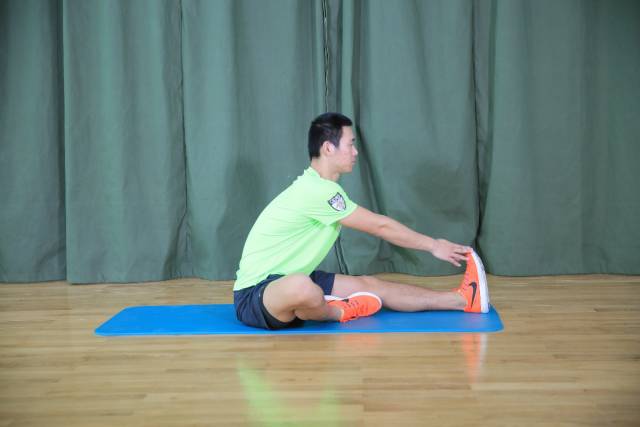 跑后正确拉伸动作教程避免粗腿,如何短跑后拉伸