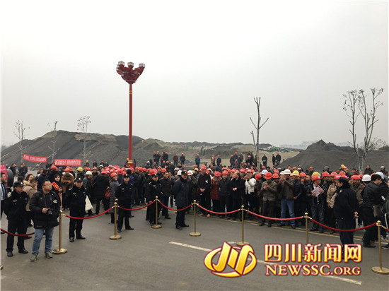 四川*瑰园玫**房产现场发放工资3600万再次温暖民工心