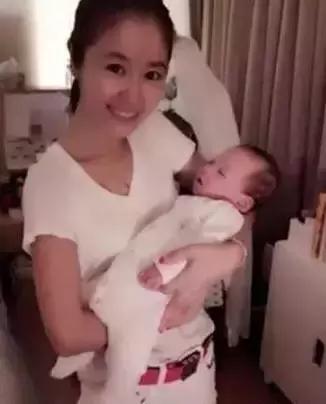 Baby顺产生子，网友赞“勇敢”！顺产真的比剖腹产好吗？