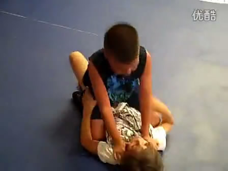 尴尬！7岁男孩骑在小女孩肚子上，被邻居看到他却说……