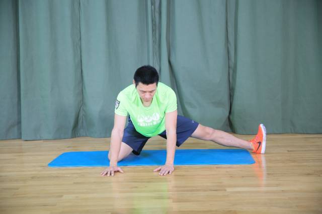 跑后正确拉伸动作教程避免粗腿,如何短跑后拉伸