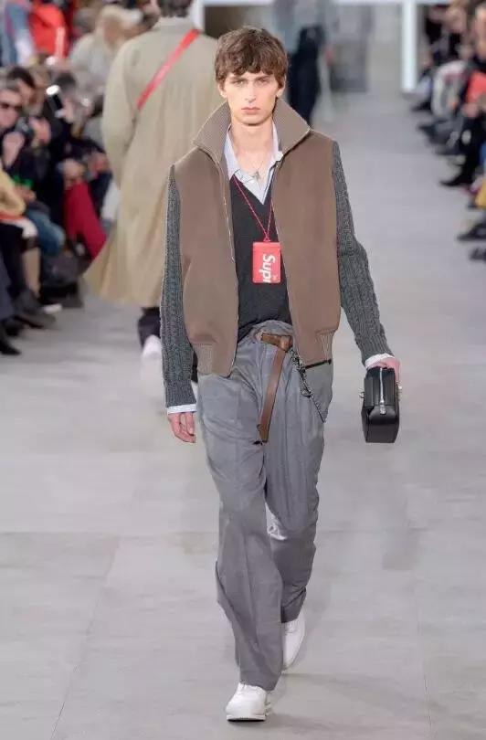 lv x supreme联名红色卫衣 (lv和supreme联名牛仔外套)