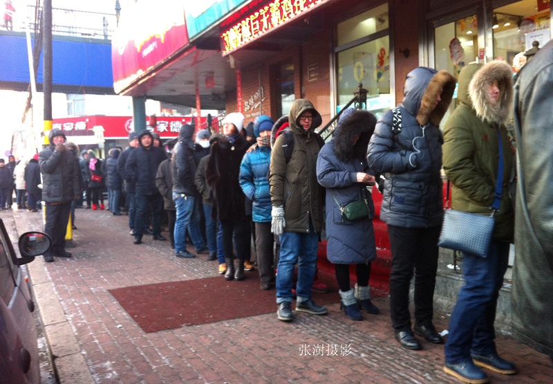 严寒里千人排队,民众零下12度寒风中排队