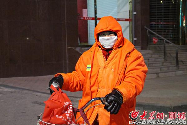网络媒体走转改之环卫工人凌晨四点上街，盼望早回家与家人团聚