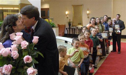 美国夫妇二十五年生十九子女，领着福利还想继续生下去！