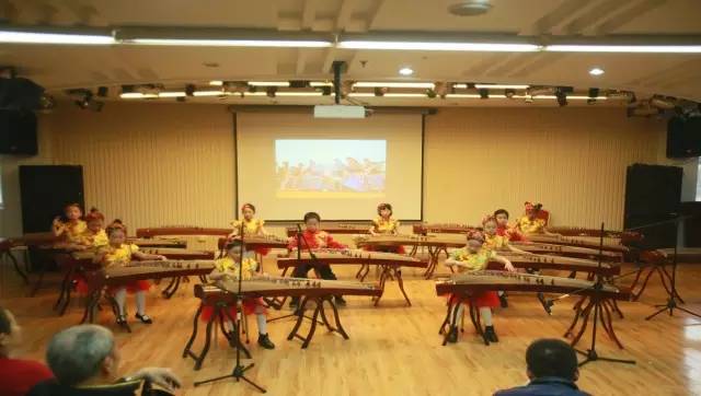 琴韵绕梁童心飞扬——青岛市妇儿活动中心古筝专业汇报演出侧记