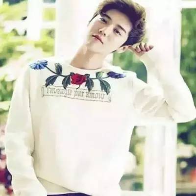 哭着笑出来，被平台爆款盗用的杂志封面