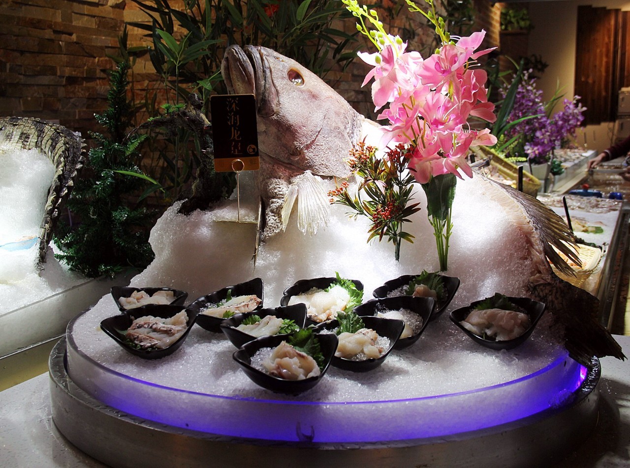 「订年夜饭赠波士顿龙虾」2017这么吃年夜饭最霸气！从没想过一顿自助，竟然吃几口就回本了……谁也别拦着我！今年就要在这儿吃！