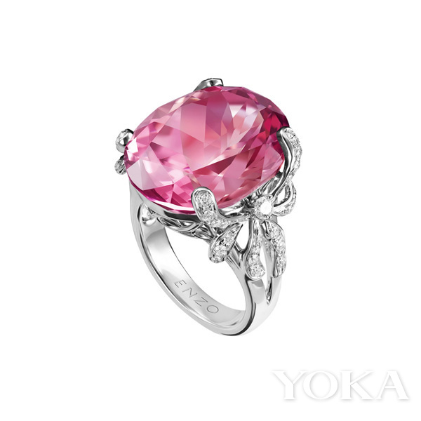 春节的甜蜜抢先尝将水果硬糖戴在身上