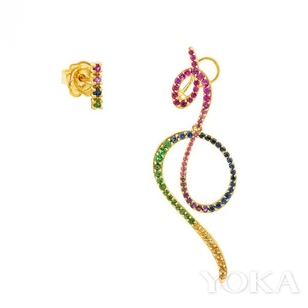 春节的甜蜜抢先尝将水果硬糖戴在身上