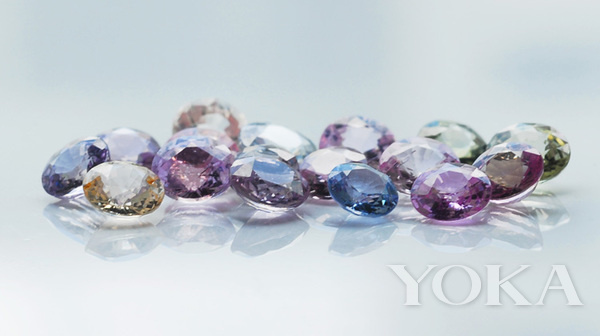 春节的甜蜜抢先尝将水果硬糖戴在身上