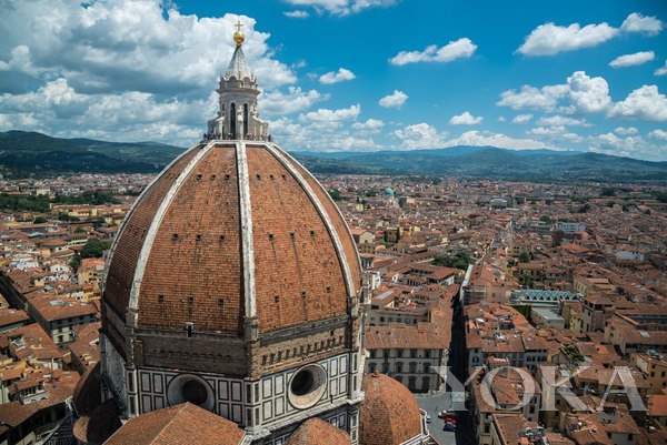 春节的甜蜜抢先尝将水果硬糖戴在身上