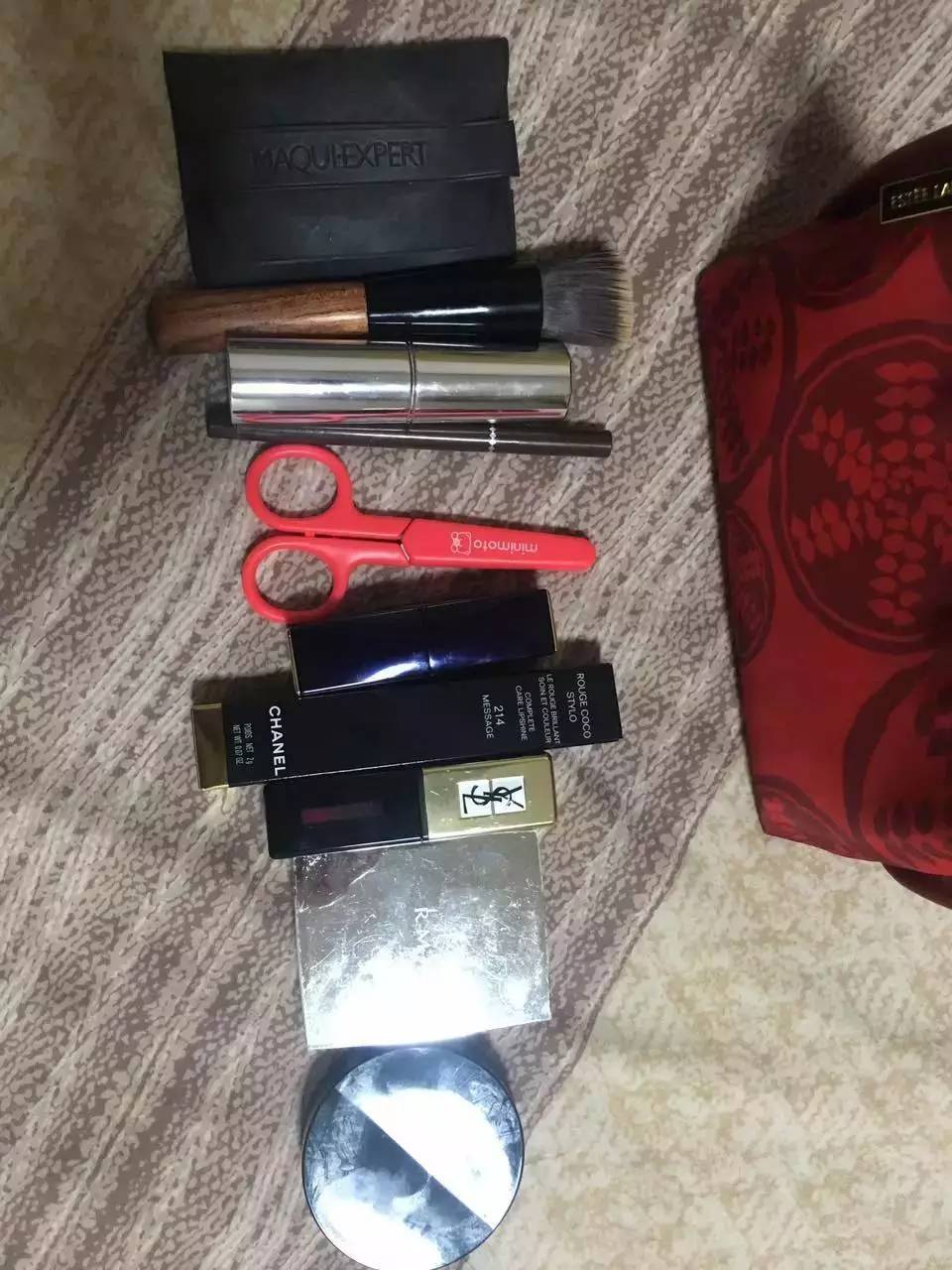 看完了网友的化妆包……一起向YSL势力低头吧！